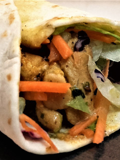 Una foto de Shawarma de pollo - dürüm kebab