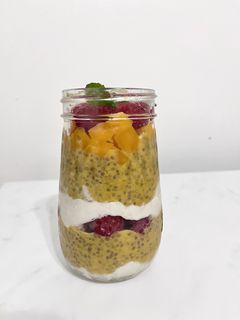 Una foto de Desayuno Saludable: Parfait de Mango con Chía y Yogur de Coco