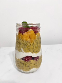 Una foto de Desayuno Saludable: Parfait de Mango con Chía y Yogur de Coco