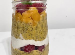 Una foto de Desayuno Saludable: Parfait de Mango con Chía y Yogur de Coco