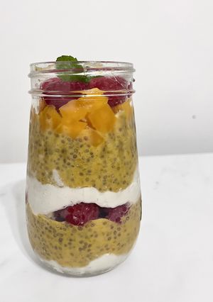 Una foto de Desayuno Saludable: Parfait de Mango con Chía y Yogur de Coco