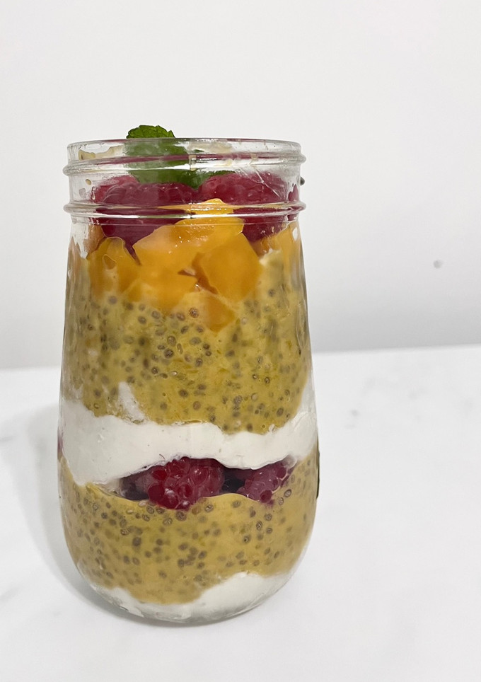 Una foto de Desayuno Saludable: Parfait de Mango con Chía y Yogur de Coco