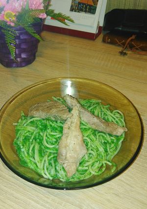 Spenótos spagetti sertésszűzérmével recept fotója