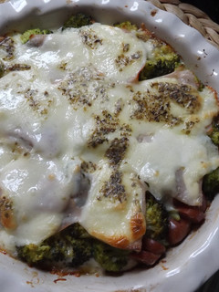 Una foto de Horneado de brécol y salchichas con queso Provolone