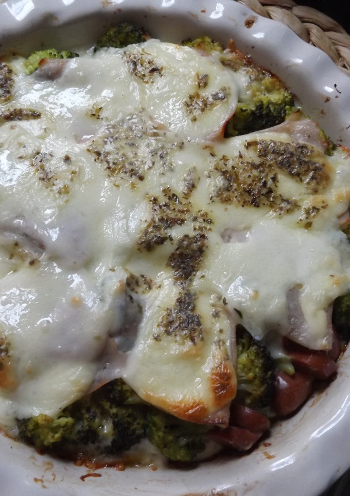 Una foto de Horneado de brécol y salchichas con queso Provolone