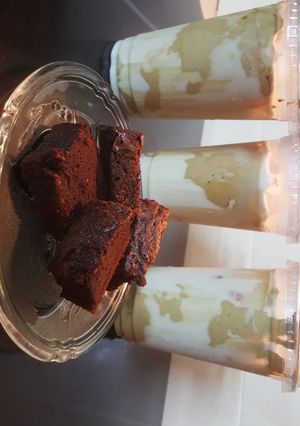 A picture of Dalgona coffee with fudge brownie.