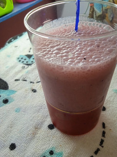 Una foto de Licuado de frutilla 🍓, banana 🍌, arándanos y nueces🌾❄️❄️🌾