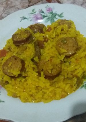 Una foto de Arroz amarillo con chorizos