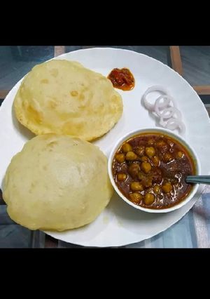 A picture of Channe bhature.