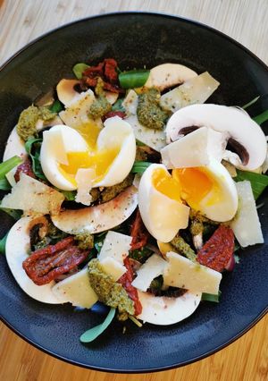 Une photo de Salade champignons tomate séchée parmesan
