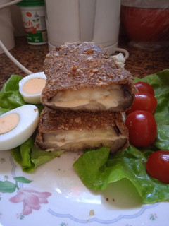 Una foto de Milanesa de berenjena, rellena de queso🍆🧀🍆🧀🍆🧀🍆🧀