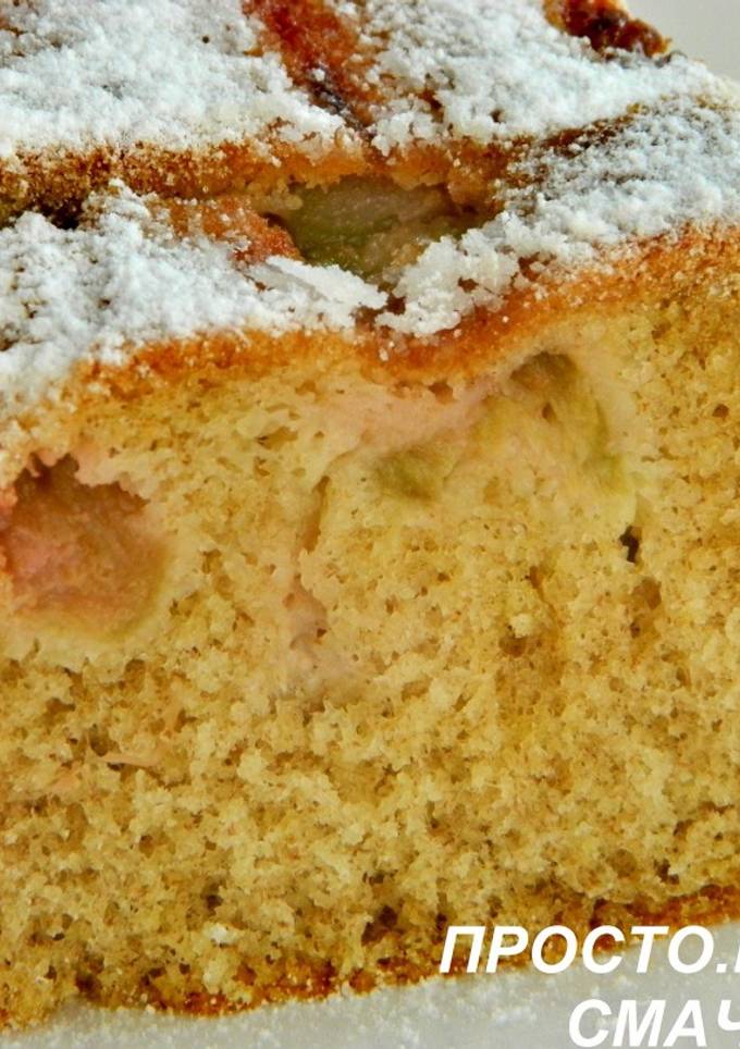 Шарлотка з ревенем
