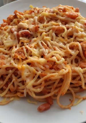 Una foto de Spaguetis con bacon y atún