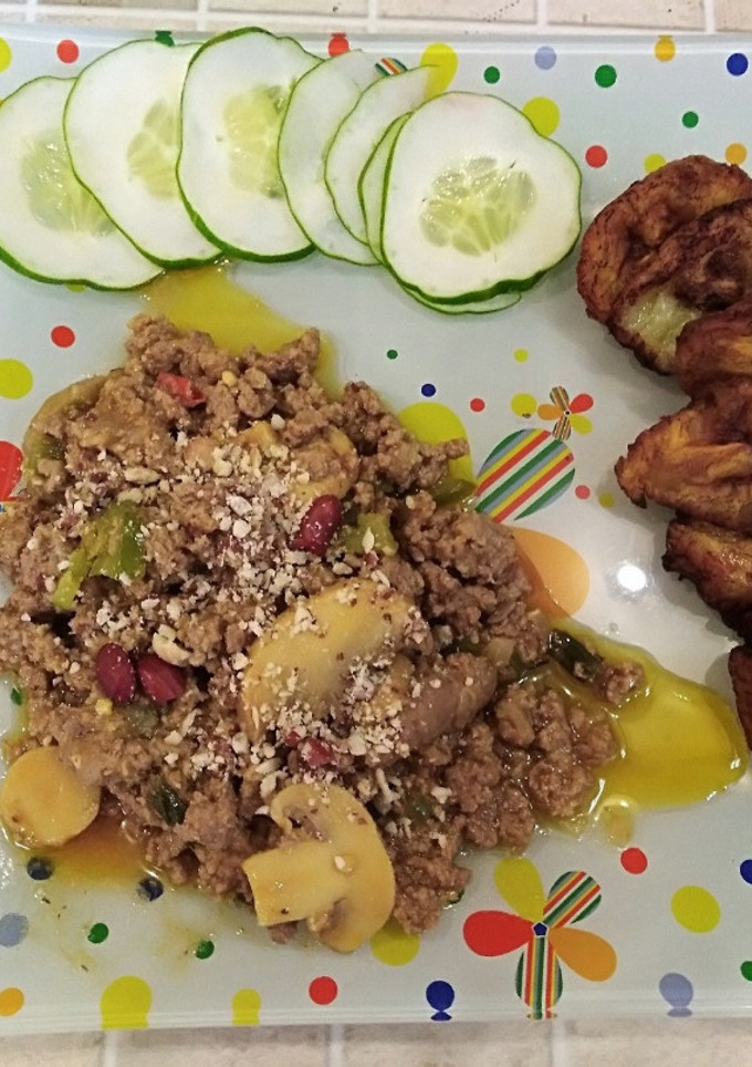 Una foto de Picadillo de carne  de pavo con champiñones lasqueados y maní