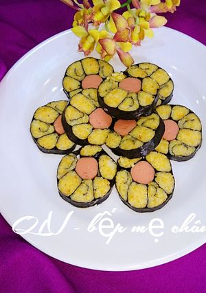 Hình của món Cơm Cuộn Hình Hoa.