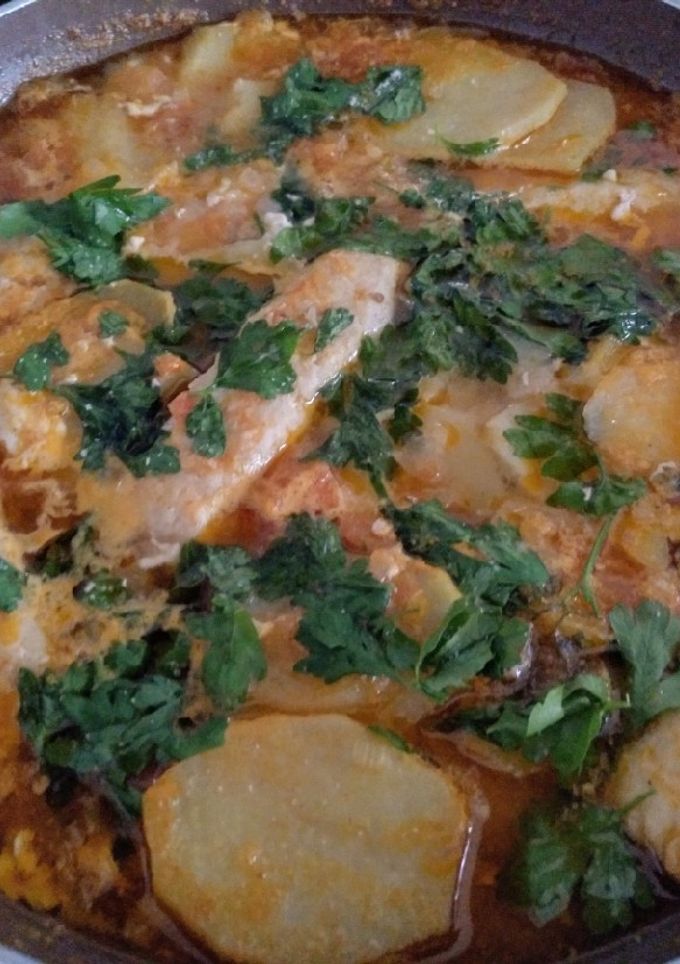 Una foto de Merluza a la marinera con patatas