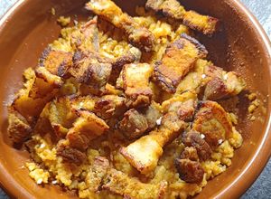 Una foto de Patatas revolconas con torreznos -fácil-