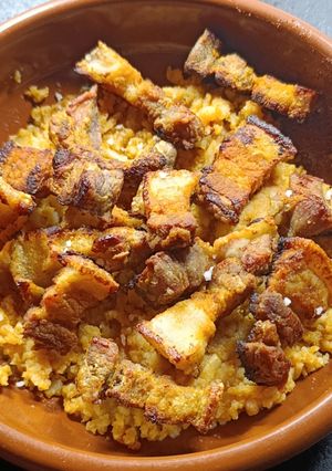 Una foto de Patatas revolconas con torreznos -fácil-