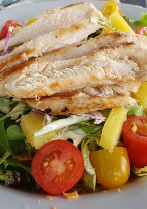 Una foto de Ensalada de pollo