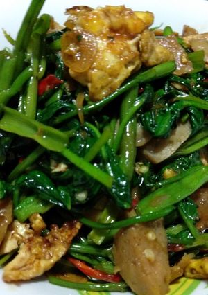 Foto resep Tumis kangkung telor bakso kecap #BikinRamadhanBerkesan