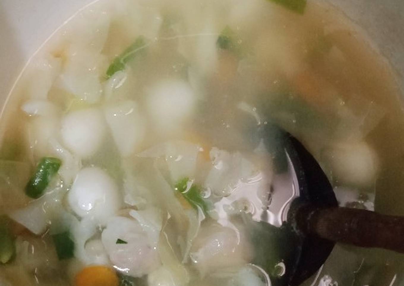 Grøntsagssuppe med vagtelæg og frikadeller