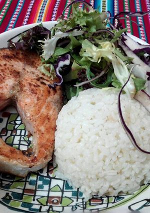 Una foto de Salmón a la plancha con ensalada
