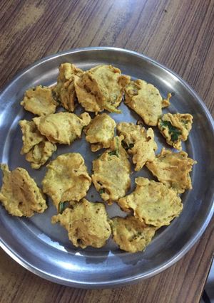अजवाइन पत्ती पकोडा (Ajwain leaf pakora recipe in hindi) रेसिपी मुख्य फोटो