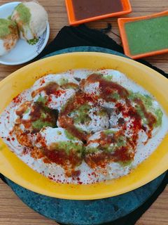 दही भल्ला चाट (dahi bhalla chaat recipe Hindi) रेसिपी मुख्य फोटो