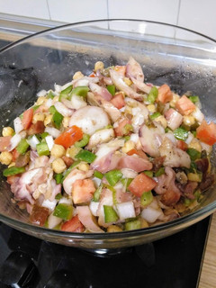 Una foto de Ensalada fresca de garbanzos con pulpo