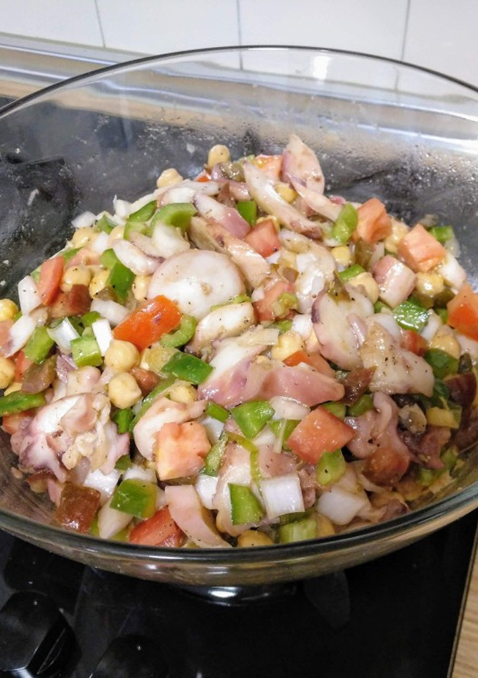 Una foto de Ensalada fresca de garbanzos con pulpo