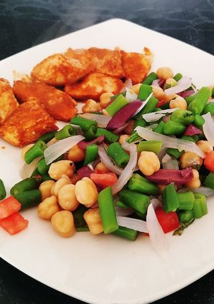 Una foto de Ensalada de garbanzos con pollo estilo parrilla