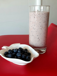 Una foto de Batido de durazno y arándanos