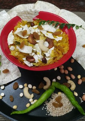 પાપડ પૌવા (Papad Poha Recipe In Gujarati) રેસીપી મુખ્ય ફોટો
