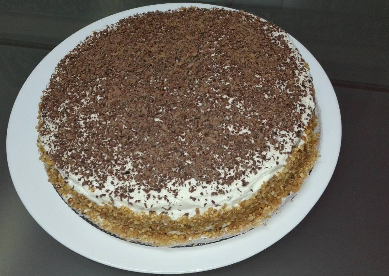 Bizcocho relleno de trufa y cobertura de nata con escamas de chocolate