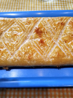 Una foto de Hojaldre relleno de surimi con atún y huevo