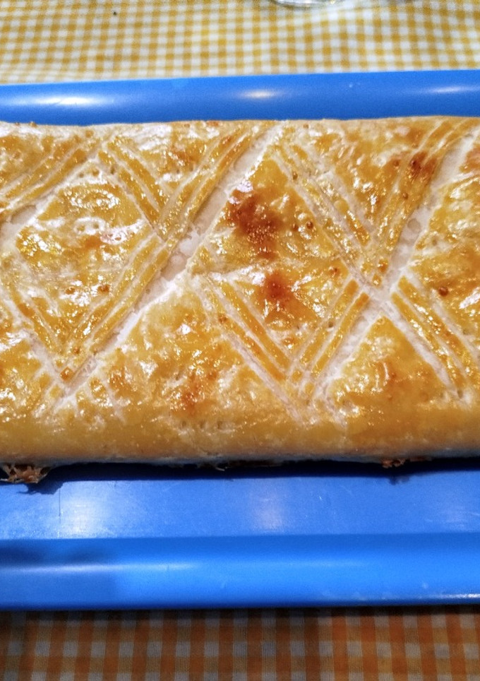 Una foto de Hojaldre relleno de surimi con atún y huevo