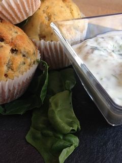 Una foto de Magdalenas saladas con salsa de yogur y pepino