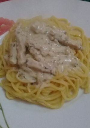 Una foto de Tallarines con salsa Caruso a mi manera!!