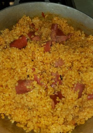 Una foto de Arroz amarillo con salchichas
