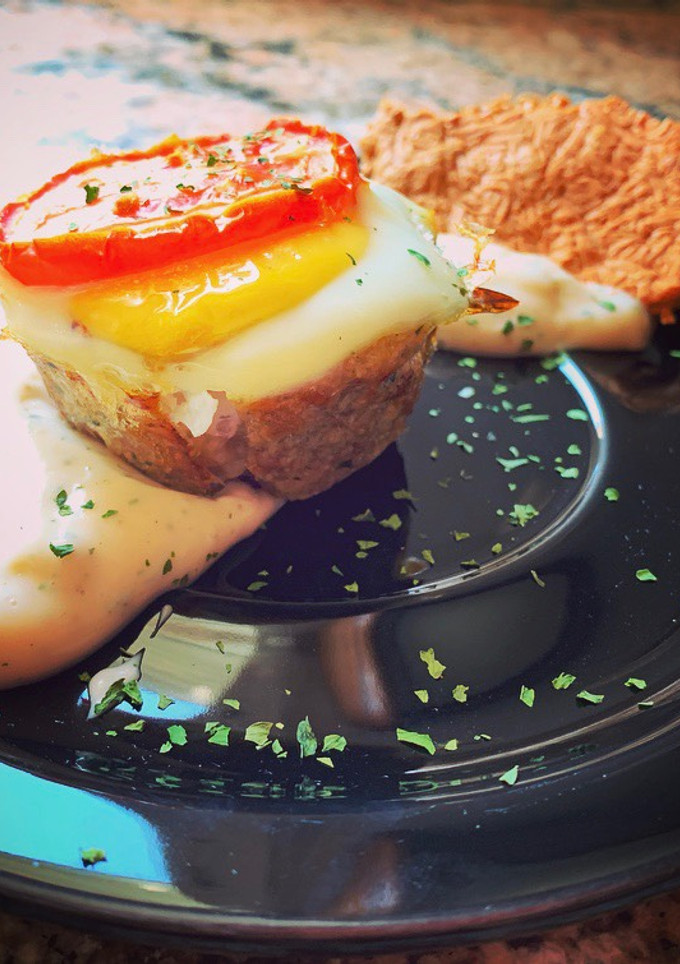 Una foto de Riquísimos mini pastelitos de carne picada, huevo y tomate. Simplemente deliciosos y fácil de hacer
