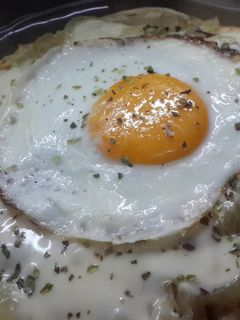 Una foto de Pizza Fugazzetta en sartén rellena con carne picada 🍕🍕