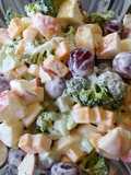 Ensalada con uvas, manzanas, brócoli y queso amarillo
