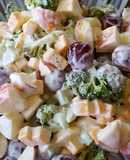 Ensalada con uvas, manzanas, brócoli y queso amarillo