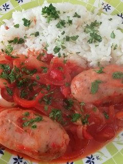 Una foto de Chorizos a la portuguesa con arroz blanco