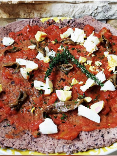 Foto di Pizza di fagioli con timo e acciughe