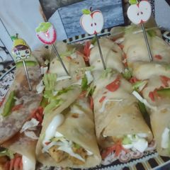 A picture of Baked chicken tortilla wraps 🌯🌯🌯🌯.