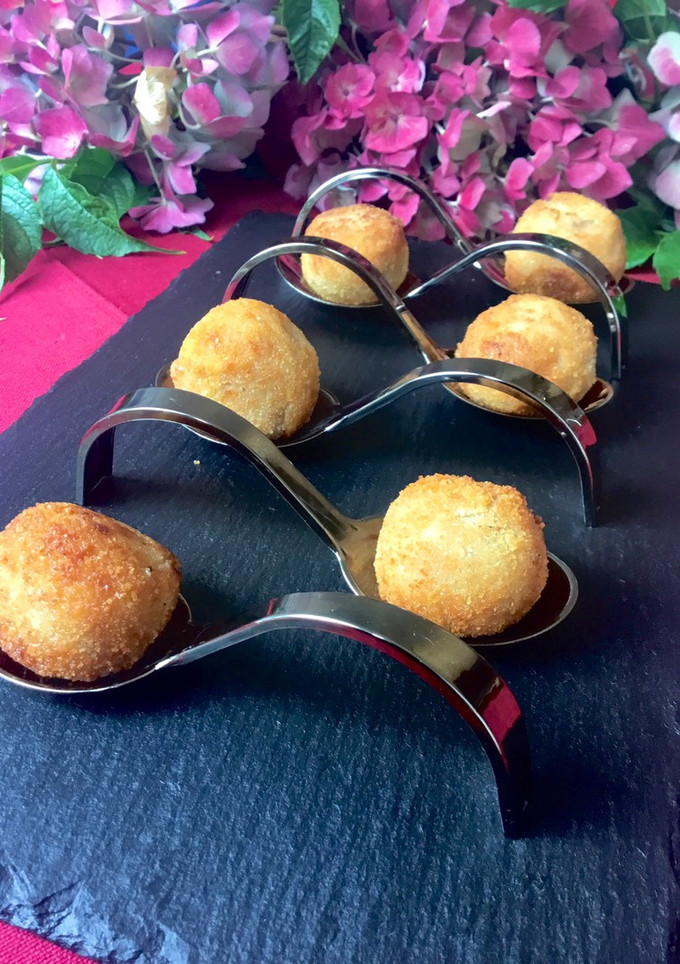 Una foto de Croquetas de gorgonzola, cebolla caramelizada y nueces