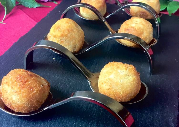 Croquetas de gorgonzola, cebolla caramelizada y nueces