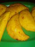 Empanadas rellenas con queso y salchicha ranchera