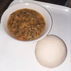 A picture of Tuwon shinkafa with miyan yakuwa.